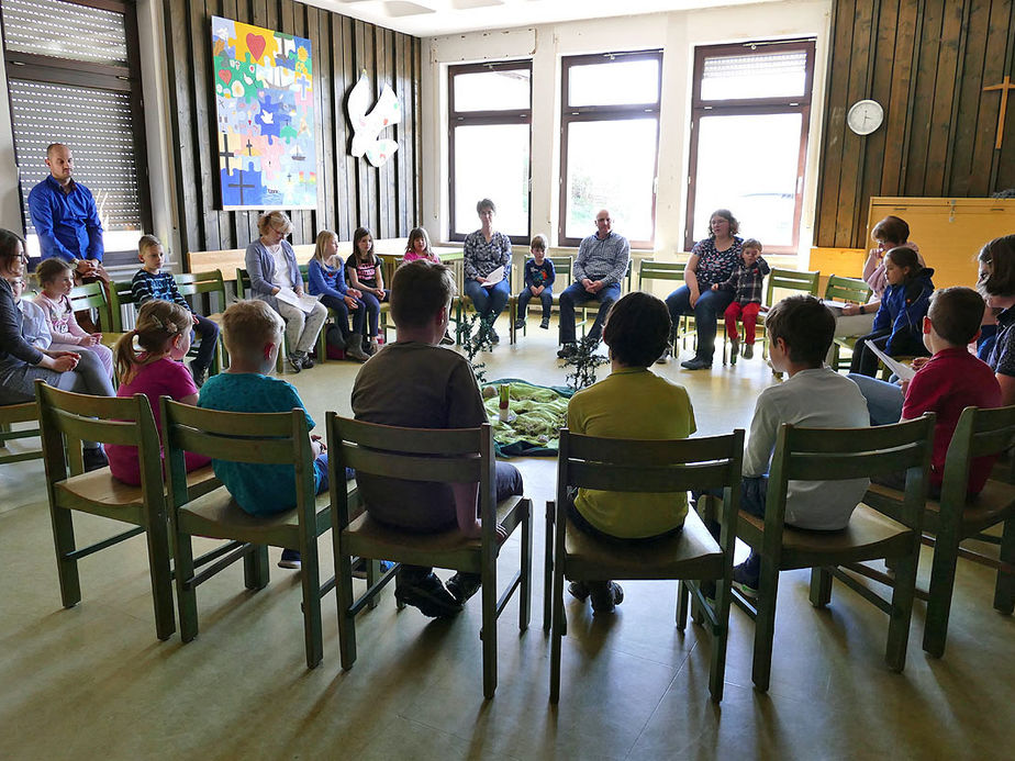 Kinderkarfreitagsliturgie im Gemeindezentrum (Foto: Karl-Franz Thiede)